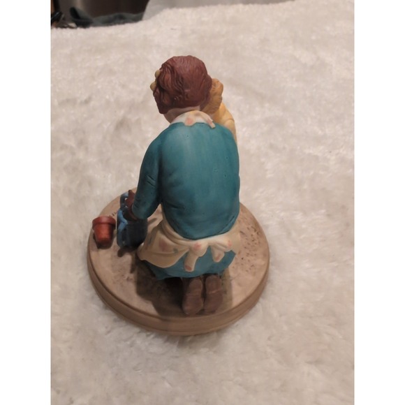1986 Avon "Helping Mom" Figurine VTG Porcelain Jessie Willcox Smith Mothers Day - Picture 4 of 6